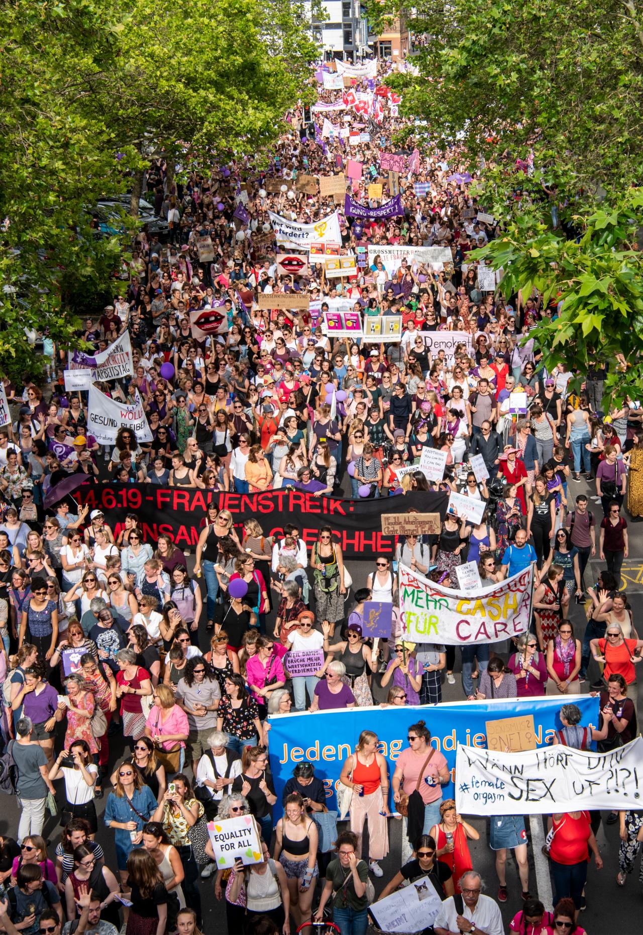 &laquo;Die grosse Ver&auml;nderung passiert in uns selbst&raquo;: Der Frauenstreik 2019 &ndash; hier in Z&uuml;rich &ndash; war eine der gr&ouml;ssten &ouml;ffentlichen Mobilisierungen in der Schweiz seit dem Landesstreik von 1918. Foto: Marion Nitsch
